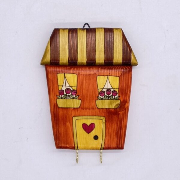 casetta appendichiavi in legno con cuore creazioni artigianali