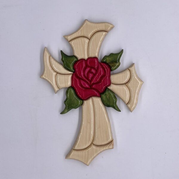 croce con rosa in legno creazione artigianale
