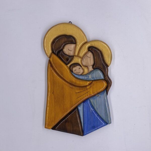 Caldo abbraccio di Sacra famiglia in legno creazione artigianale