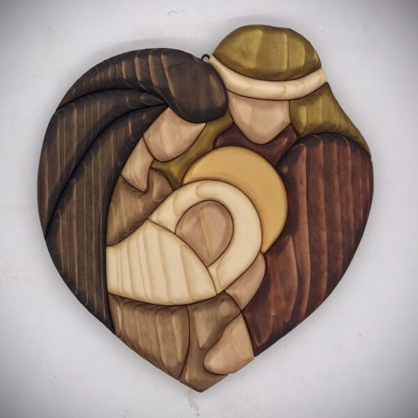 Sacra famiglia a cuore in legno creazione artigianale
