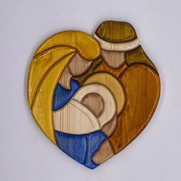 Sacra famiglia a cuore in legno creazione artigianale